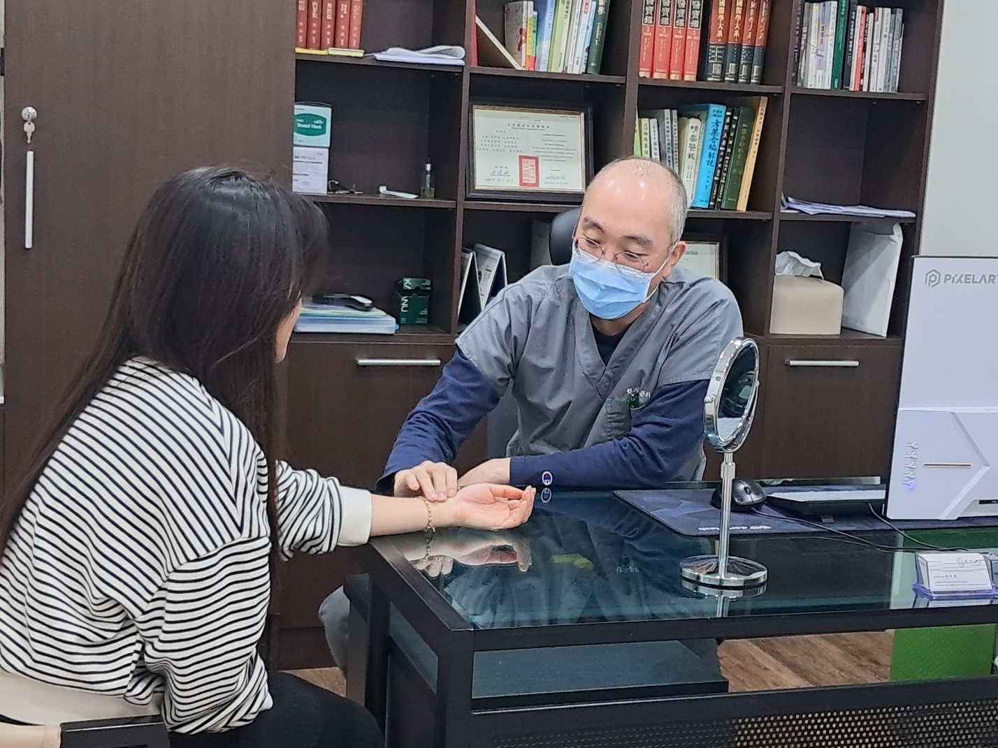 후한의원 원장이 여성 환자 손목 맥진하는 상담 장면