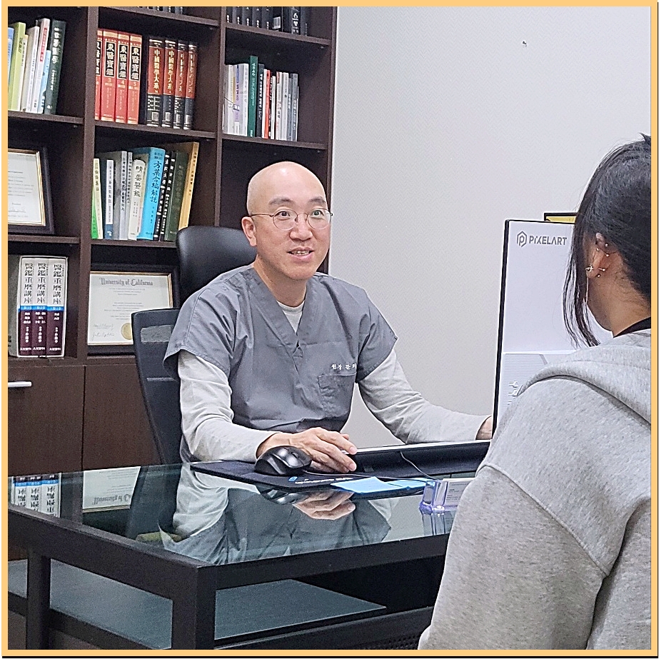 후한의원 대전점 문의경 원장이 진료실에서 환자와 상담하는 모습